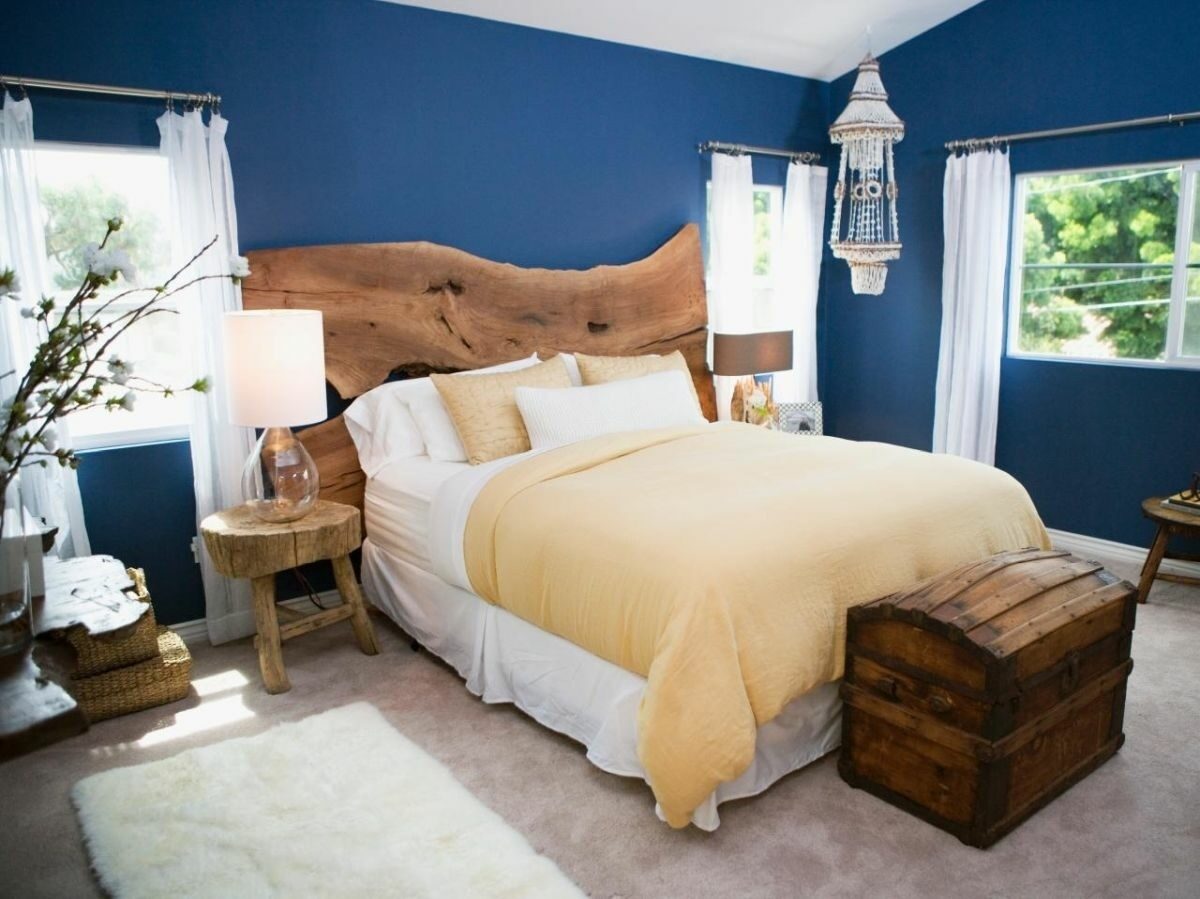 Голубая спальня с деревянной мебелью